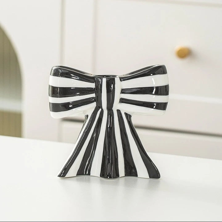 Striped ceramic bow candle holder in black